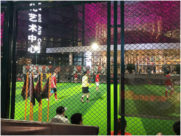 /></p><p>市體育局副局長(zhǎng)、市體育總會(huì)副主席陳艷青女士親臨現(xiàn)場(chǎng)，并給蘇超五人制足球聯(lián)賽的冠軍頒發(fā)冠軍獎(jiǎng)杯。市教育局、校園足球辦公室、市體育總會(huì)、市海外交流協(xié)會(huì)、市足球協(xié)會(huì)、工業(yè)園區(qū)宣傳部等單位代表共同出席啟動(dòng)儀式。</p><p style=