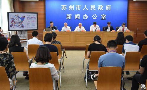 /></p><p>現(xiàn)場，賽事承辦方就本屆賽事的活動亮點(diǎn)、獎項(xiàng)設(shè)置、宣傳互動以及安全保障等相關(guān)情況做了詳細(xì)介紹。今年，金雞湖龍舟賽再次被列入&ldquo;同樂江蘇&rdquo;系列活動，并舉行&ldquo;同樂江蘇&rdquo;啟動儀式。省委宣傳部、省政府新聞辦作為賽事指導(dǎo)單位，對賽事給予了大力支持，并邀請?jiān)诮K生活的外籍人士組隊(duì)參賽，提升賽事整體高度，擴(kuò)大品牌影響力及號召力。較之于往屆，今年賽事的參賽隊(duì)伍來源更加豐富，既有以意大利威尼斯為代表的蘇州友好城市隊(duì)，也有來自江蘇省內(nèi)南京、常州等地的隊(duì)伍。金雞湖端午龍舟賽以傳承中華民族傳統(tǒng)文化為核心，通過體育賽事全民參與的形式，傳承中國傳統(tǒng)文化，促進(jìn)國際文化間的交流與發(fā)展。</p><p style=