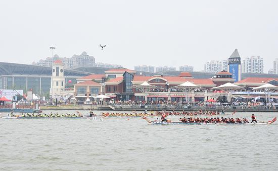 /></p><p>經(jīng)過預賽和決賽的兩輪角逐，國際教育園男子龍舟隊摘得&ldquo;12人龍舟300米直道競速&rdquo;男子組桂冠，女子組則是威尼斯大學聯(lián)隊奪冠，22人龍舟300米直道競速公開組冠軍由外包學院龍舟隊獲得。除最受矚目的冠亞季軍隊伍外，本屆龍舟賽還評選出了優(yōu)秀組織獎、最佳團隊協(xié)作獎、最佳團隊拼搏獎等多個團隊優(yōu)秀獎項。</p><p style=