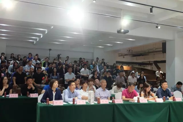 /></p><p>隨著前期大量籌備工作已經(jīng)完成，賽事開幕在即，為保障賽事及活動圓滿完成，本次領(lǐng)隊(duì)會議像大家重點(diǎn)宣導(dǎo)競賽規(guī)程，通報培訓(xùn)情況、給予備賽建議，講解檢錄換裝登舟和救生方案，通報儀式環(huán)節(jié)和互動活動的細(xì)化方案并通過抽簽進(jìn)行競賽順序。</p><p style=